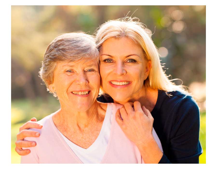 Umarmung junge und alte Frau